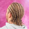 Frau mit Cornrows (einfaches Muster)