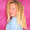 Frau mit Dreadlocks