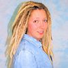 Frau mit Dreadlocks