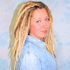 Frau mit Dreadlocks