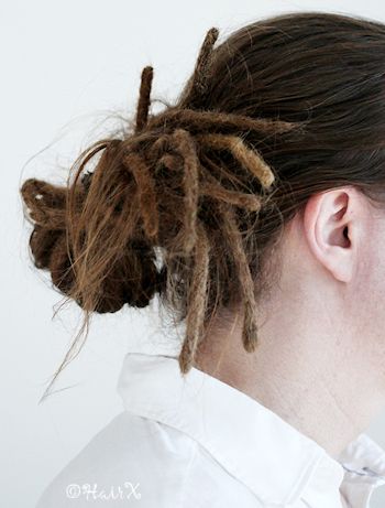 Junger Mann mit feinen Dreadlocks