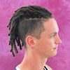 Mann mit Dreadlocks