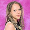 Frau mit Dreadlocks