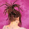 Frau mit Dreadlocks