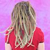 Frau mit Dreadlocks