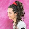 Frau mit Dreadlocks